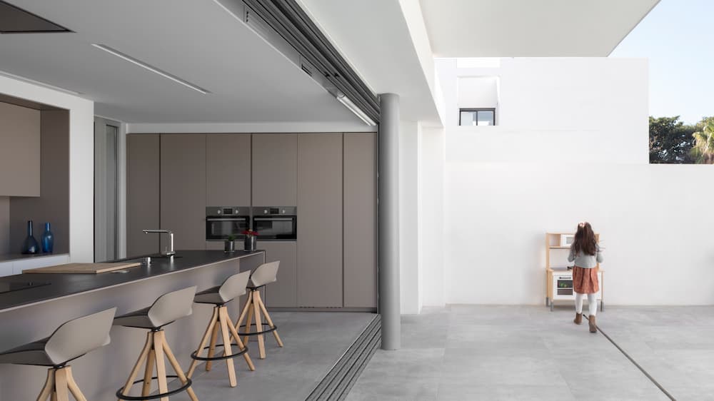 ¿Cómo incorporar la terraza a la cocina? 3 soluciones para fusionar estancias