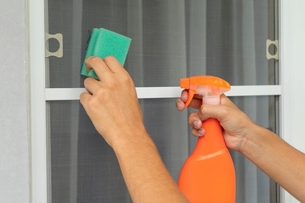 Cómo limpiar mosquiteras: Guía completa para mantenerlas como nuevas