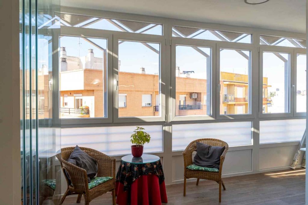Todo lo que necesitas saber sobre las ventanas abatibles