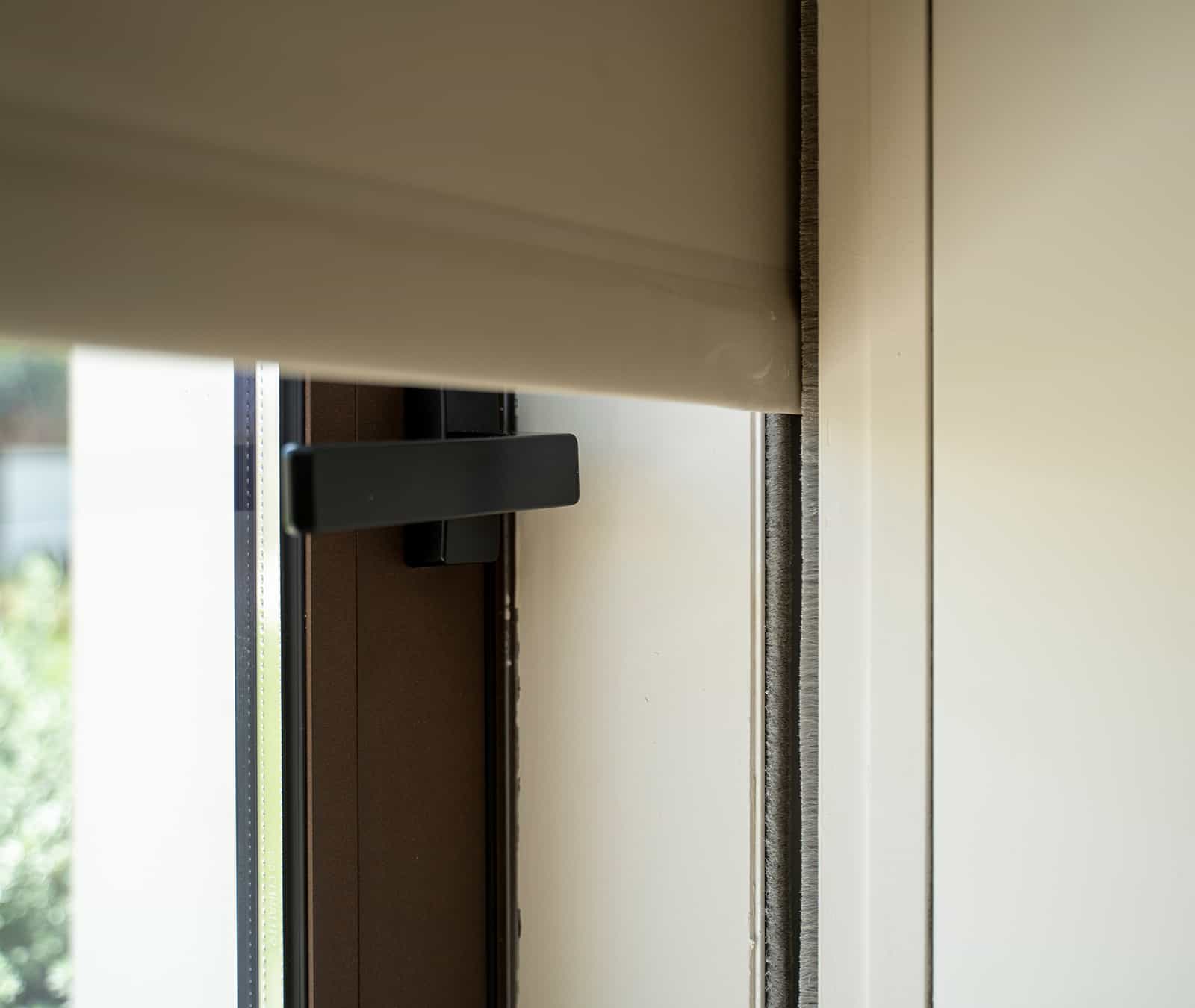 Estores enrollables para control de luz y privacidad