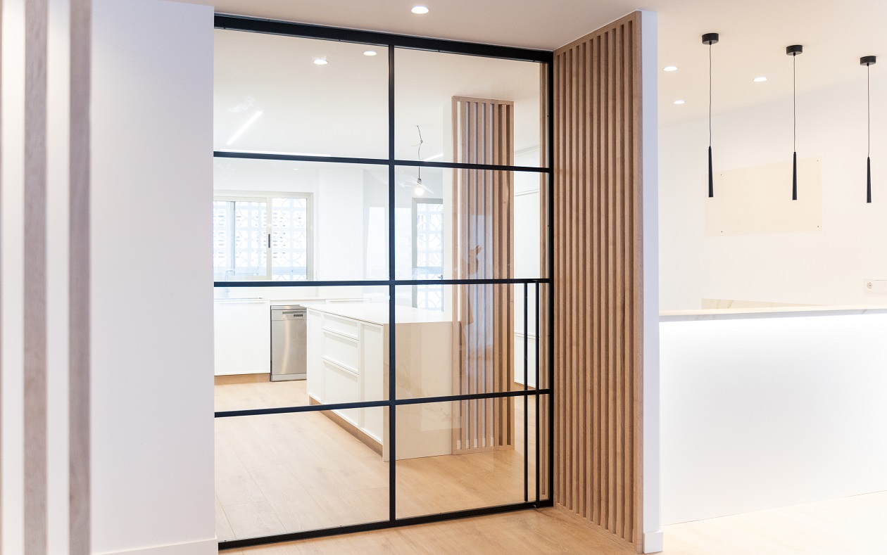 Separación de ambientes: Cómo crear espacios flexibles con correderas de vidrio interiores