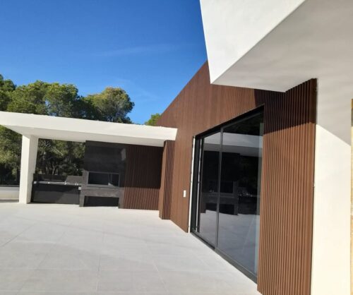 Puertas Ocultas para Exteriores en el Mundo del Interiorismo y la Arquitectura